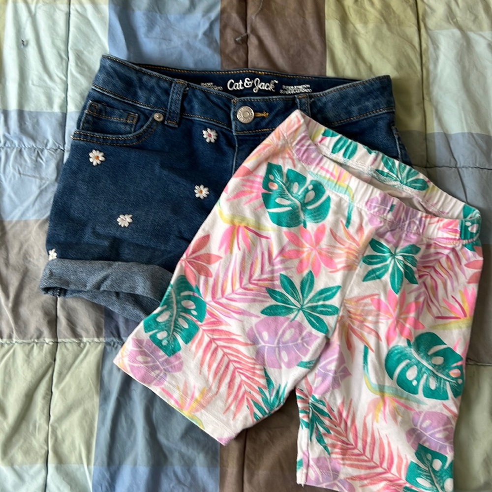 Girls shorts bundle size 7/8, cat &Jack jean shorts and jumping beans leaves